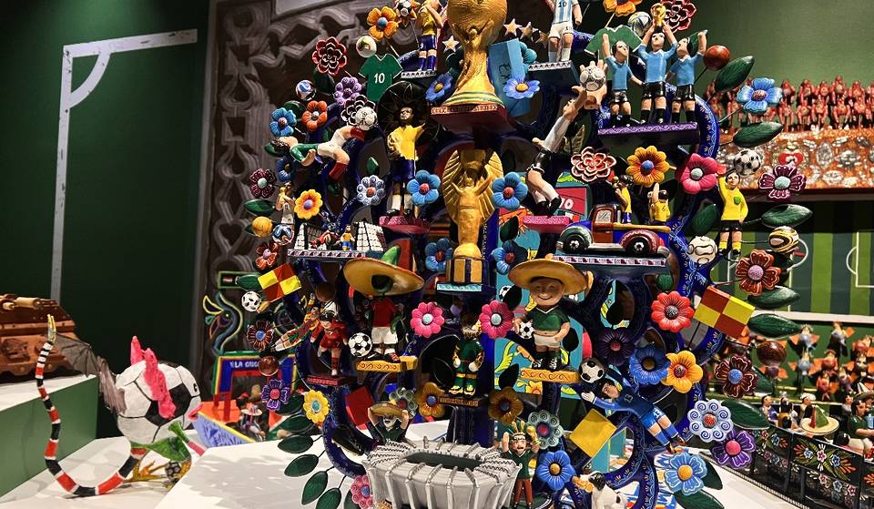El futbol y el arte popular se unen en esta nueva exposición en el Centro Histórico de CDMX: futbolitos con dioses prehispánicos, árboles de la vida y más