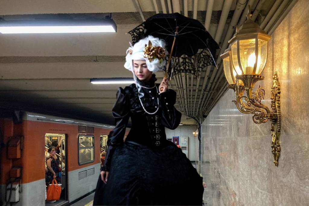 atuendos de época en el Metro Hidalgo