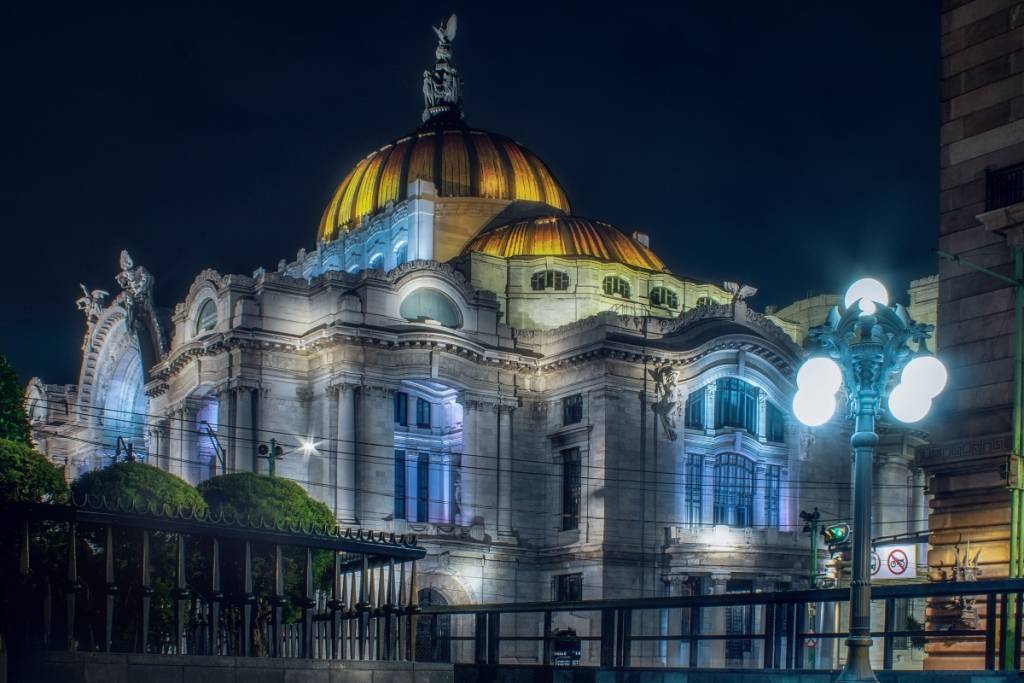 Video mapping at the Palace of Fine Arts