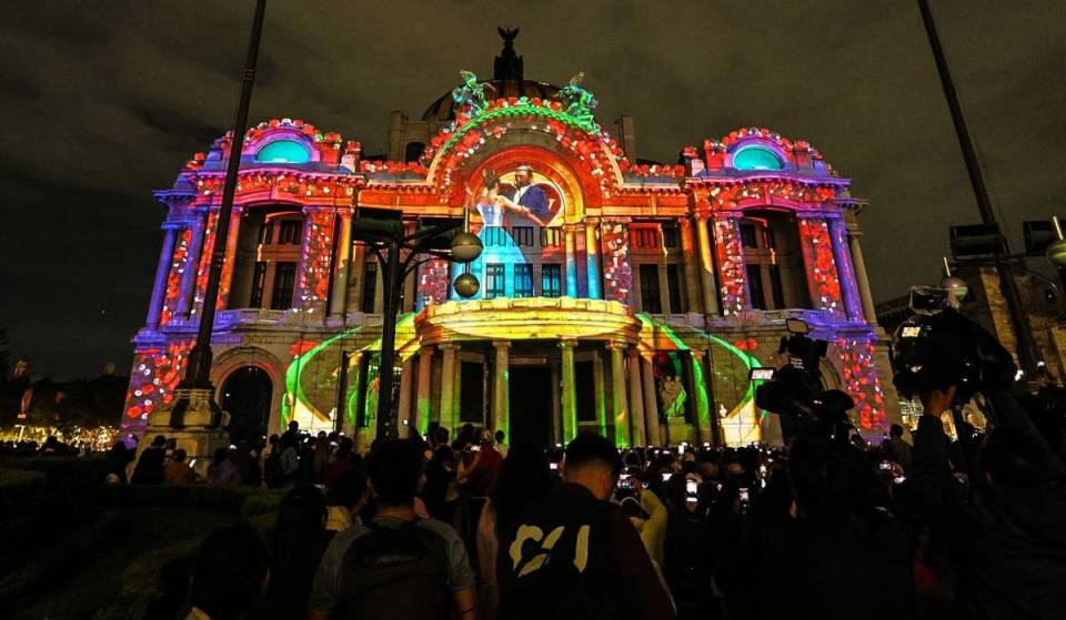 Schedule and dates for the video mapping at Bellas Artes, the light show that pays tribute to “La Chona” and “La dosis perfecta” on the iconic marble facade