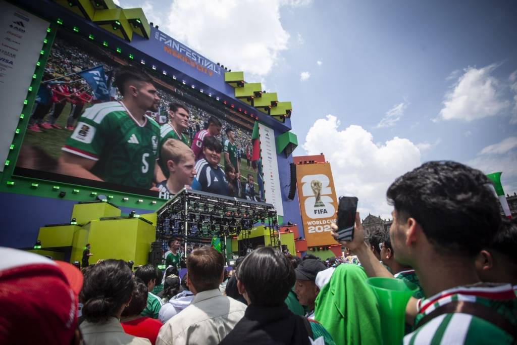 Where will there be screens to watch the Mexico vs. Czech Republic game for free in Mexico City?