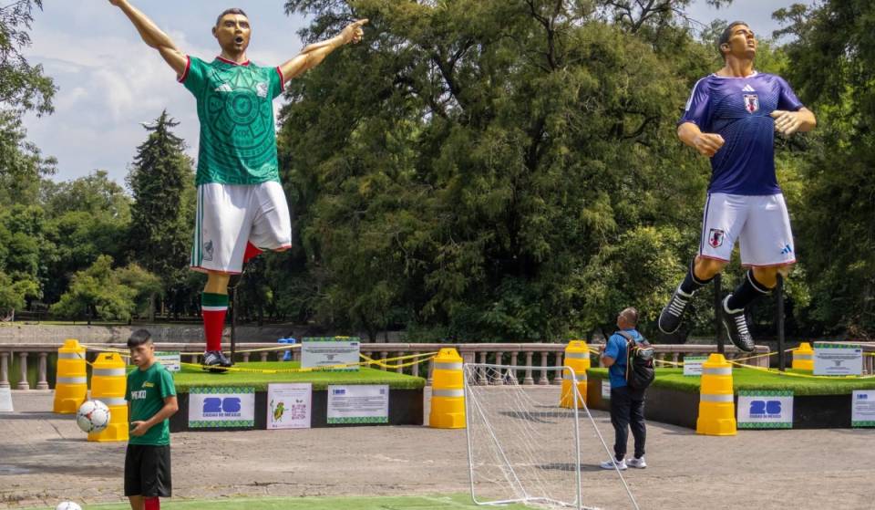 “The Giants of Soccer” arrive at Chapultepec: monumental soccer player sculptures are being installed in the park