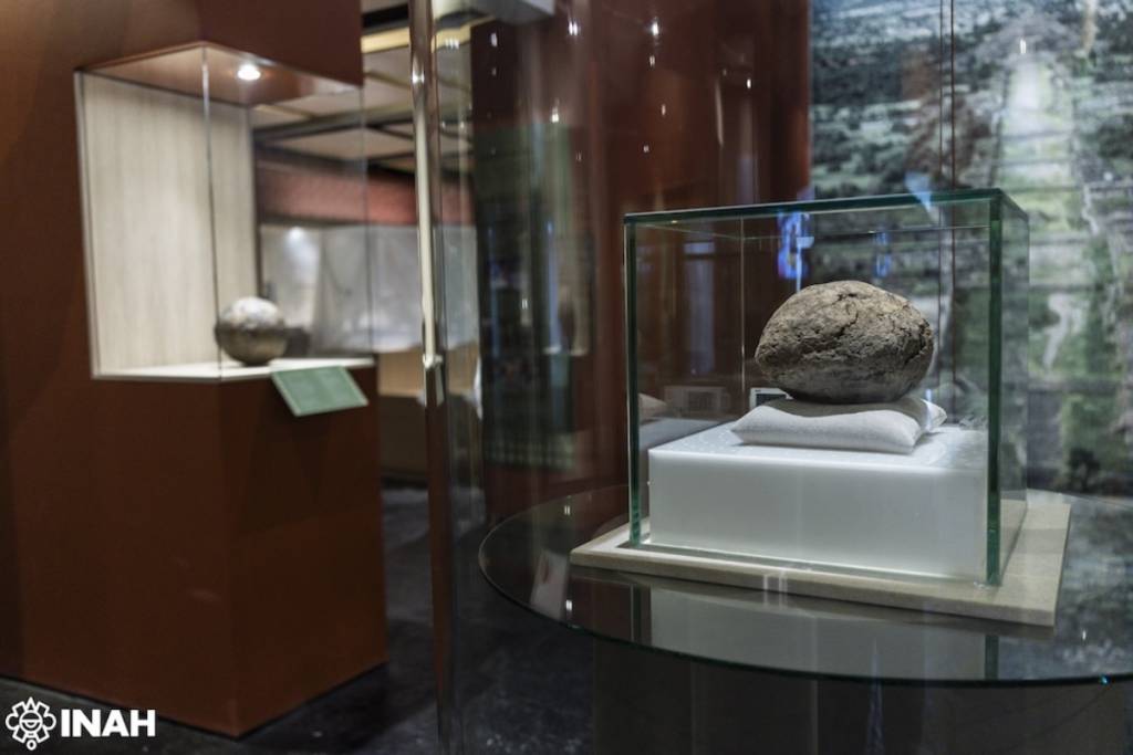 Exhiben por primera vez una pelota de hule de más de 3 mil 500 años de antigüedad: puedes verla en Teotihuacán