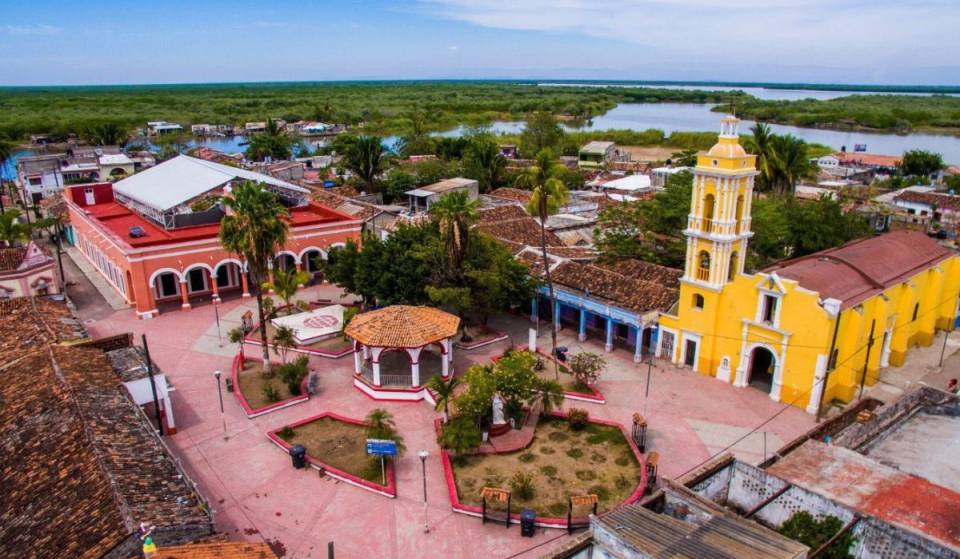 Se conoce como «Venecia Mexicana» al alucinante Pueblo Mágico de tejados rojos que desaparece bajo el agua: los camarones de aquí son una verdadera delicia