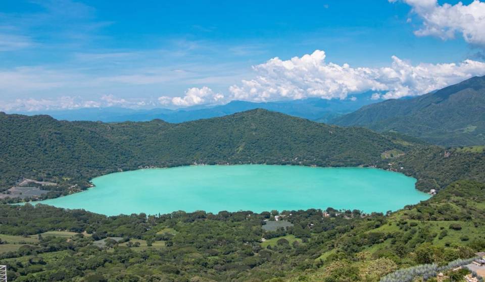 La laguna dentro de un cráter volcánico que cambia de color: pasa del azul al turquesa y puedes recorrerla en lancha