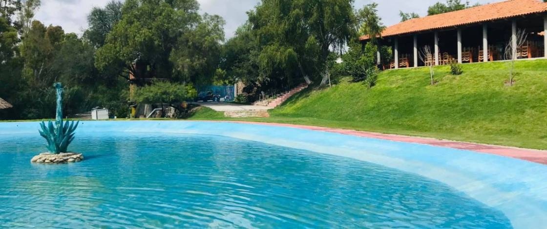 Aguas termales a 40° por $100, bóvedas de vapor privadas y cabañas: así es el balneario en el que podrás nadar toda la noche