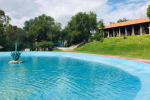 Aguas termales a 40° por $100, bóvedas de vapor privadas y cabañas: así es el balneario en el que podrás nadar toda la noche