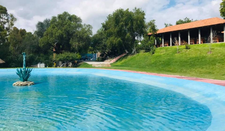 Aguas termales a 40° por $100, bóvedas de vapor privadas y cabañas: así es el balneario en el que podrás nadar toda la noche