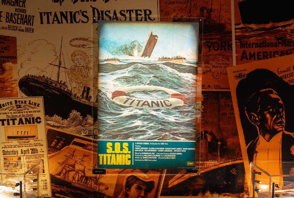Un cartel de época sobre el barco en la exposición Titanic: Un viaje inmersivo