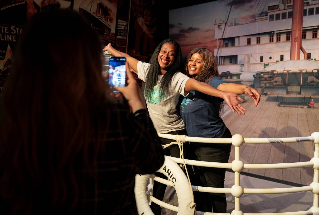 Dos chicas posan al estilo Jack y Rose en Titanic: Un viaje inmersivo