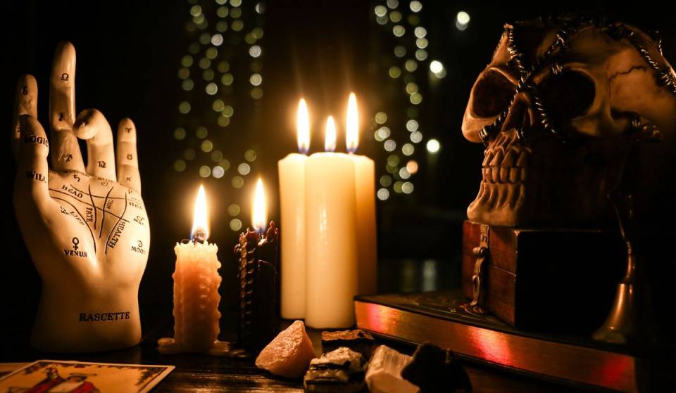 There will be a bazaar featuring gothic fashion, candles, and dark jewelry in a haunted mansion in Mexico City: here’s what the Mercadito Macabro 2026 will be like