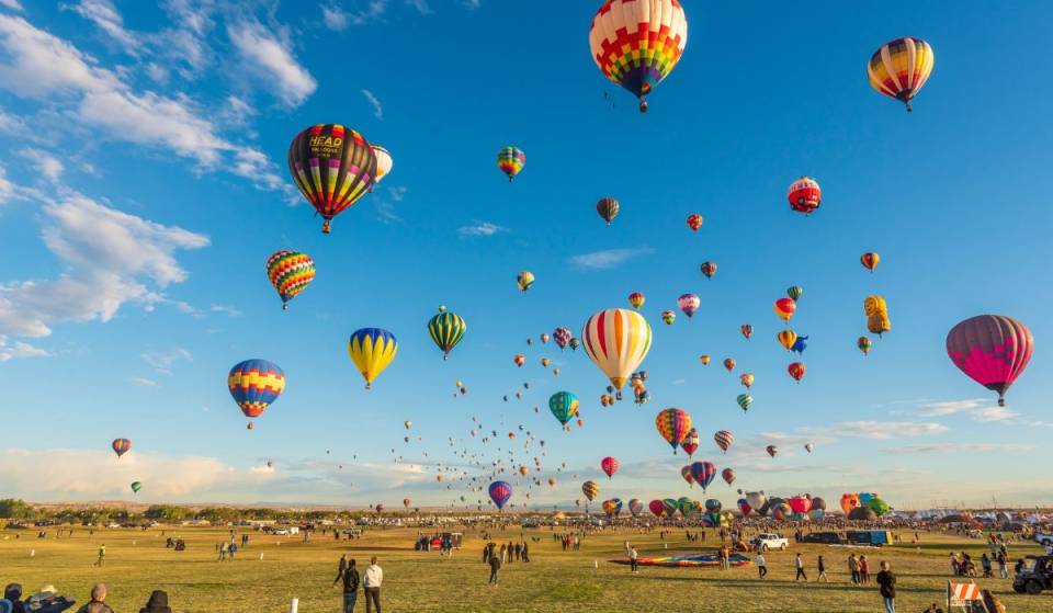 The 2026 León Balloon Festival will feature a day of free admission, a launch of more than 200 balloons, and a zeppelin show