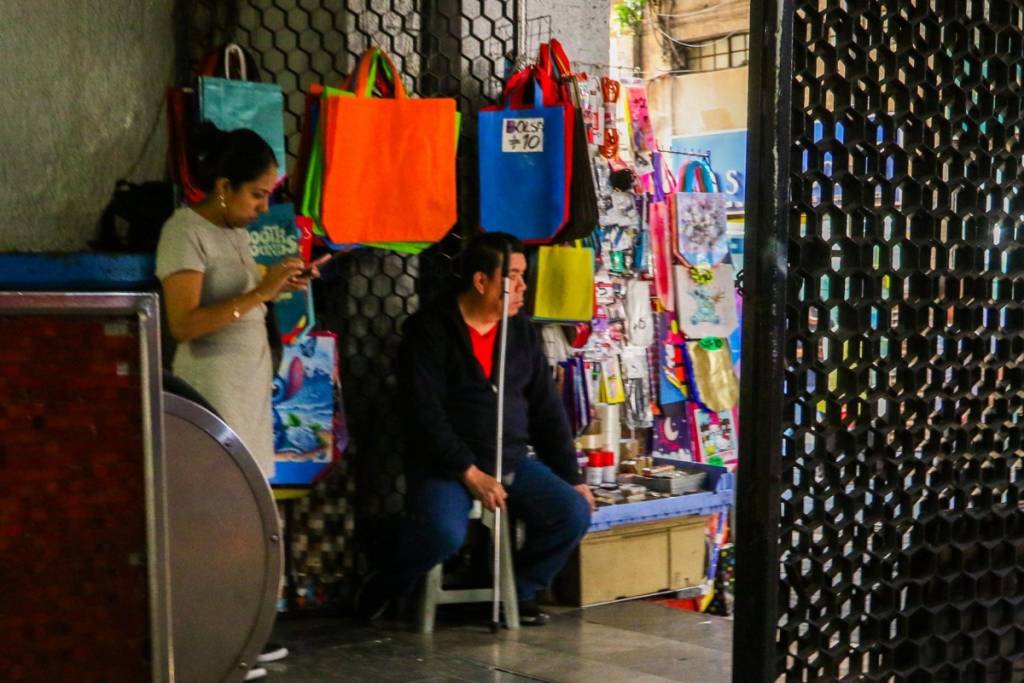 Metro CDMX bans shouting