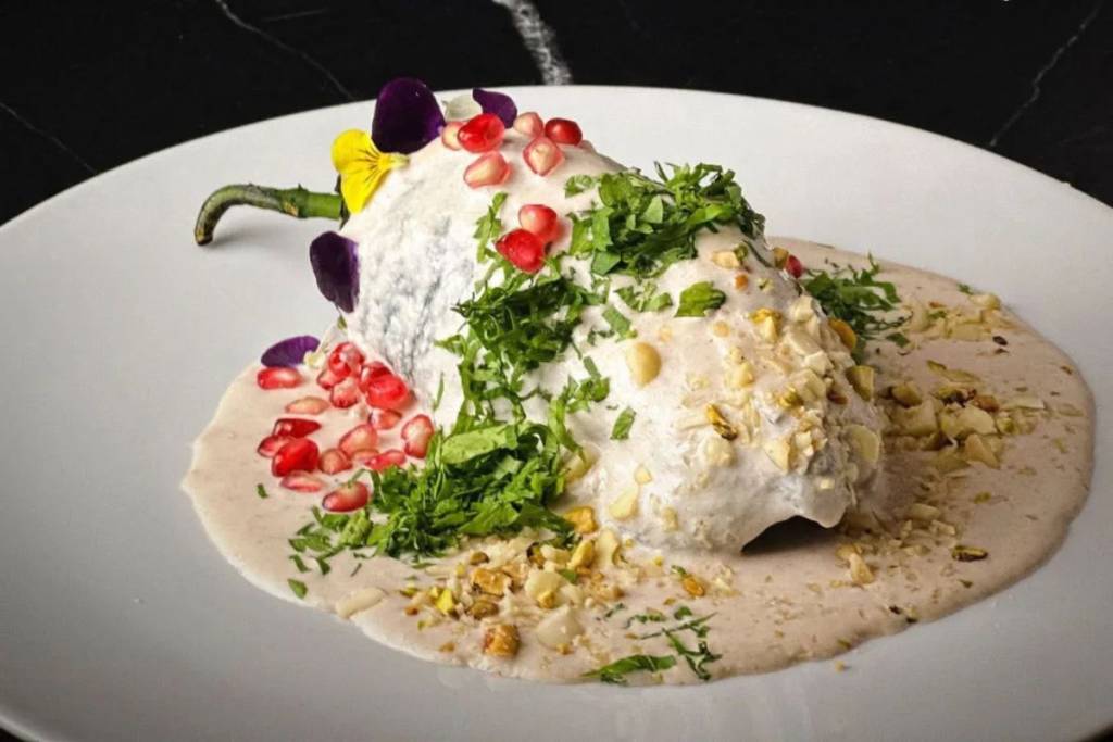 Angelopolitan-style chile en nogada