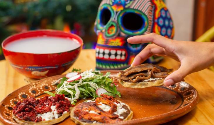 Curados, pan de muerto y hasta cochinita en el Tianguis del Pulque y la Cerveza de Día de Muertos de Tlatelolco