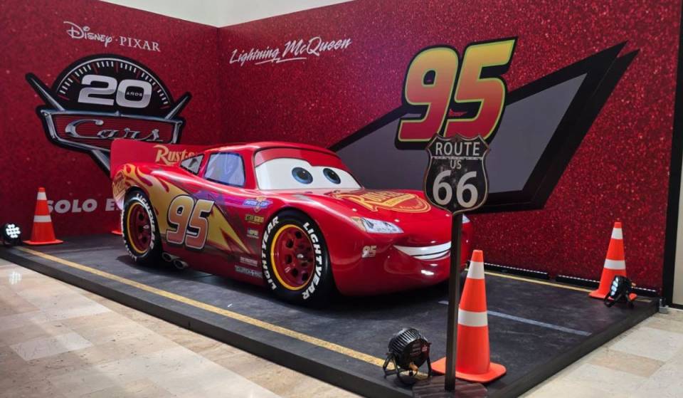 El Rayo McQueen se exhibe en Plaza Universidad y podrás tomarte fotos con él para celebrar los 20 años de Cars