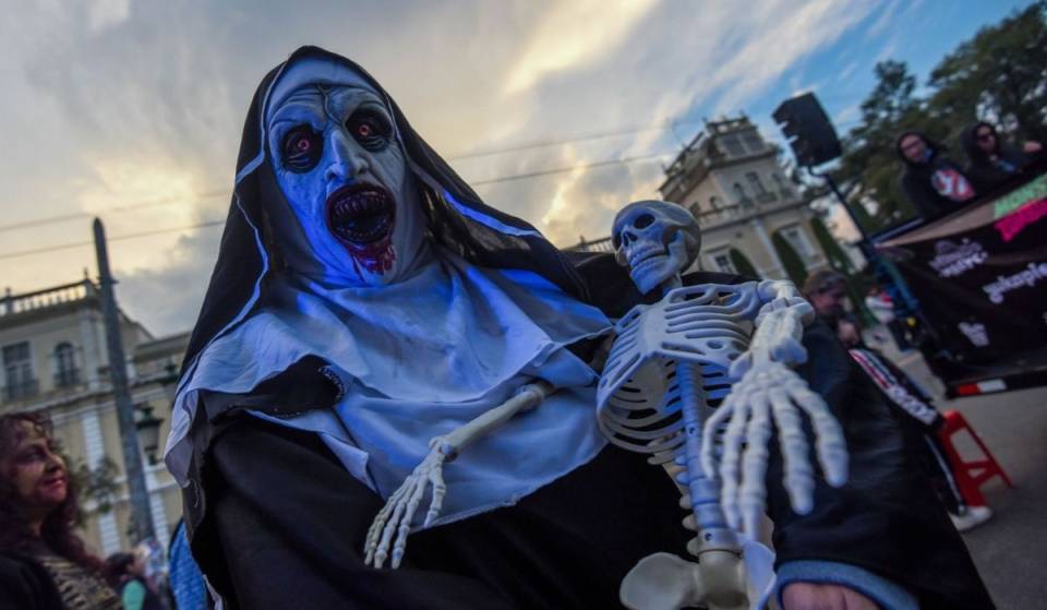 Personajes, carros alegóricos y contingentes espeluznantes en la marcha Monster and Zombie 2026 de Toluca