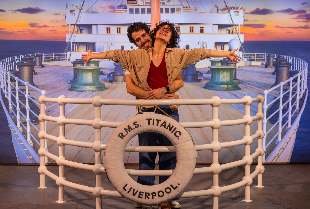 Una pareja reinterpreta la famosa escena de Titanic en Titanic: An Immersive Voyage