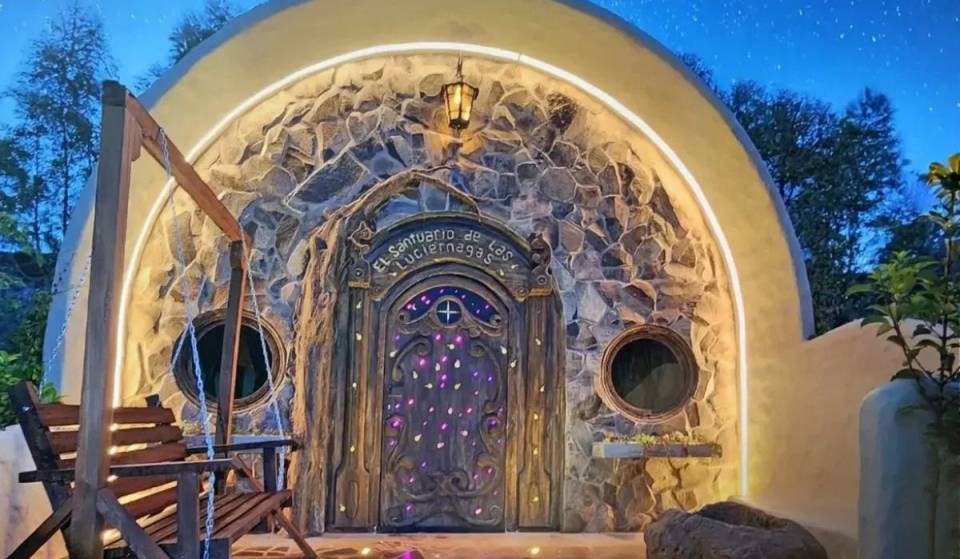 In this little town in Hidalgo, there are elf-themed cabins: from your room, you’ll be able to see the stars