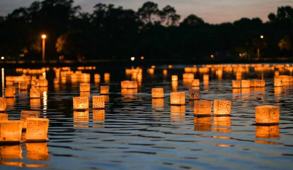 Velas flotantes iluminarán este lago de CDMX por Día de Muertos: así será el Water Lantern Festival en Chapultepec