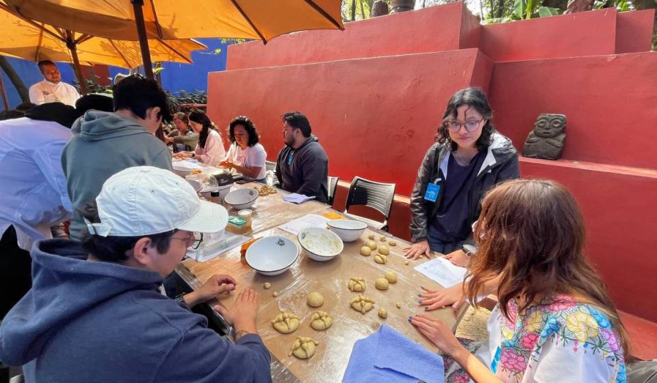 El Museo Frida Kahlo abre un taller de pan de muerto: incluye recorrido por la ofrenda y te llevas 4 panes creadas por ti