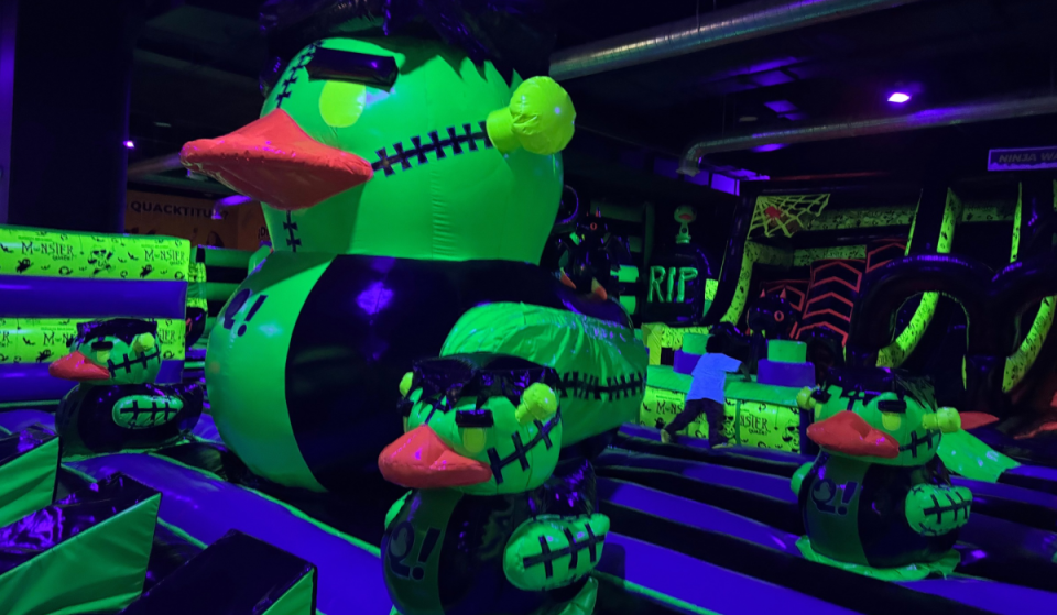 Salta en la oscuridad en Inflalandia Quack por Halloween: conoce su nueva experiencia con luces neón y patitos fantasmales