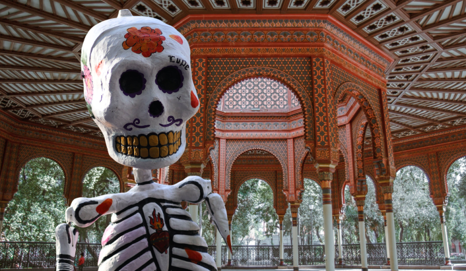 2 esqueletos de 4 metros de altura llegan al Kiosco Morisco este fin de semana: habrá venta de artesanías para tu ofrenda