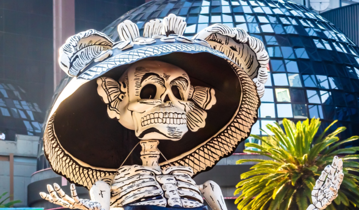 En 1913, José Guadalupe Posada fue enterrado en una fosa común del Panteón de Dolores; más de un siglo después, su Catrina es el rostro del Día de Muertos
