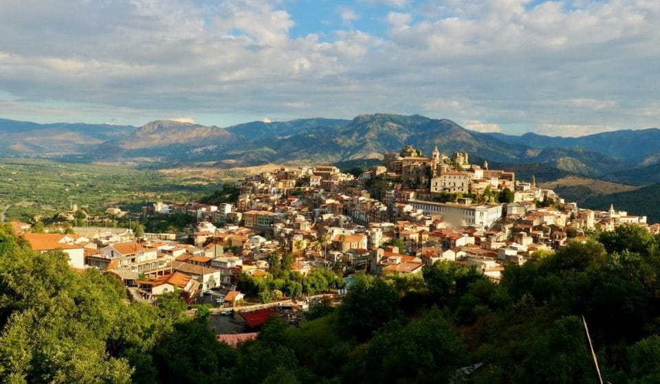 Insolite : Un nouveau village italien vend des maisons à 1 euro, au pied de l’Etna en Sicile !