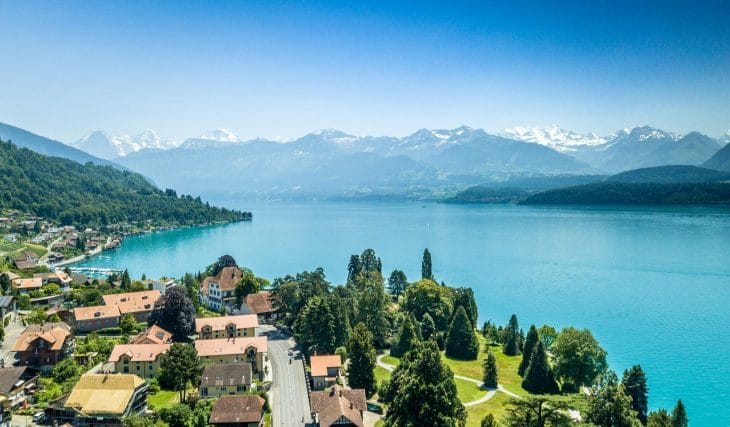 Roger Federer et Robert de Niro dans une vidéo insolite pour promouvoir le tourisme en Suisse !