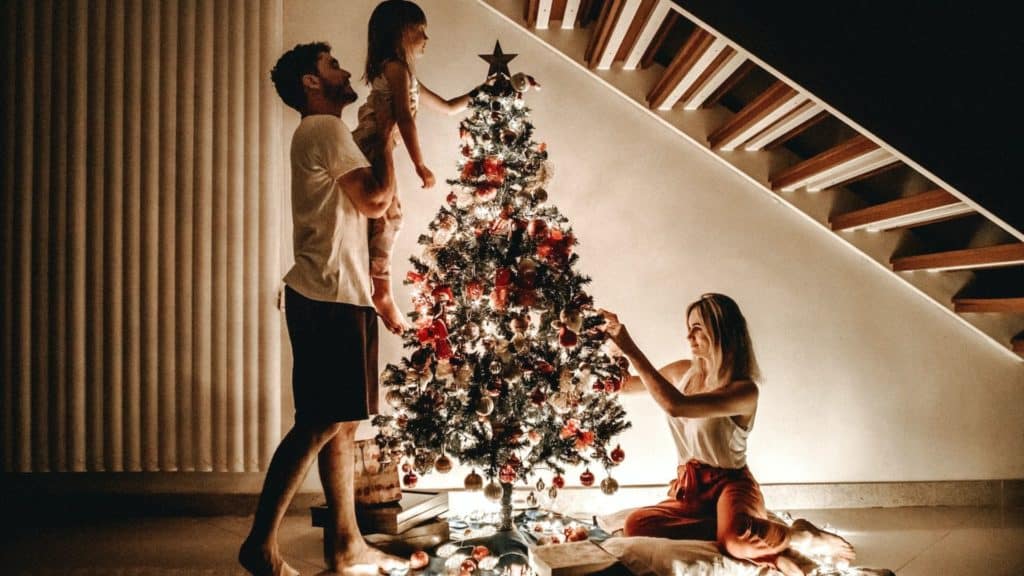 installation des décorations de Noël