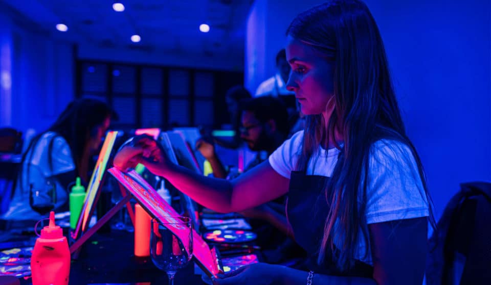 L’atelier insolite de peinture et apéro dans le noir « Neon Brush » a posé ses pinceaux à Genève