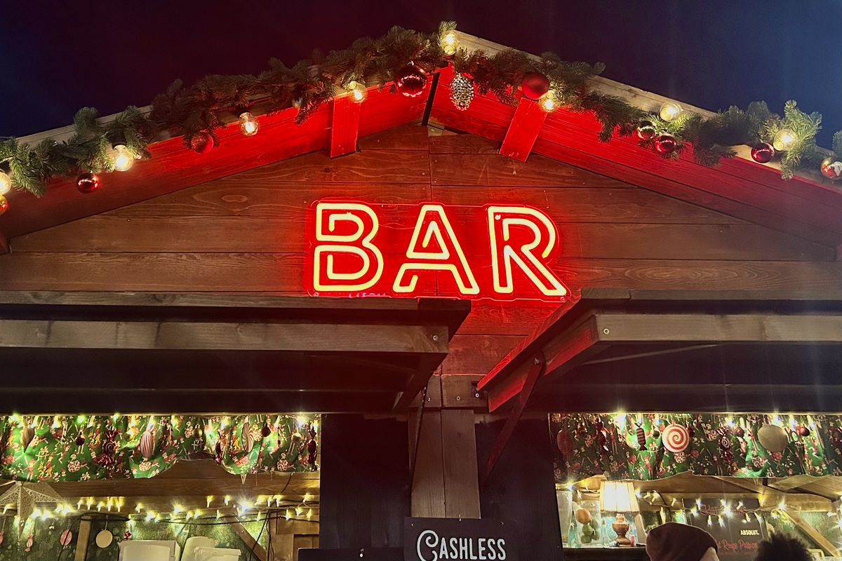 Stand Bar vendant chocolat chaud, vin chaud et thé au "Noël au Quai" à Genève