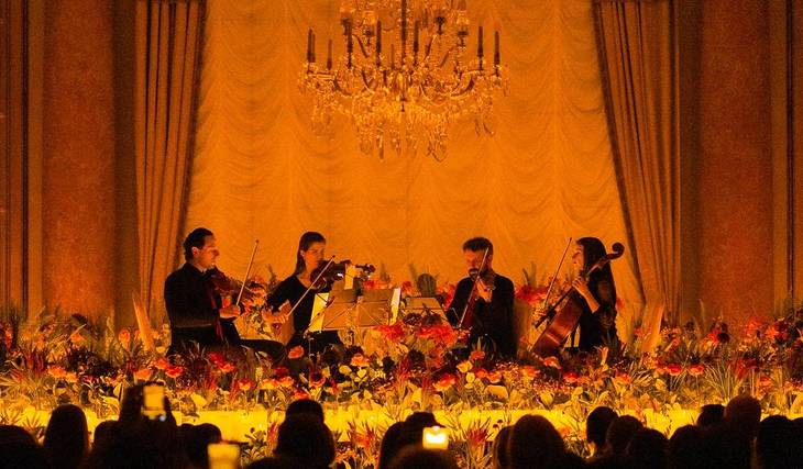 « Un souffle de renouveau » : des concerts célébrant le printemps s’installent à la Fondation Les Salons avec une scénographie fleurie inédite