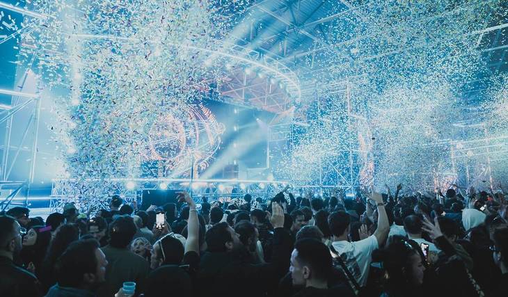 À Genève, un univers immersif transforme Palexpo en fête foraine électronique entre musique, cirque et scénographies spectaculaires