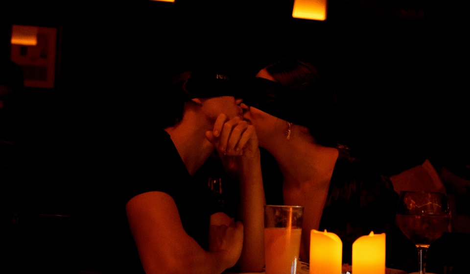 ¿Por qué Dining in the Dark es la cena romántica ideal?
