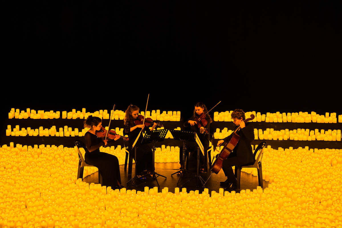 Cuarteto de cuerda en escenario lleno de velas