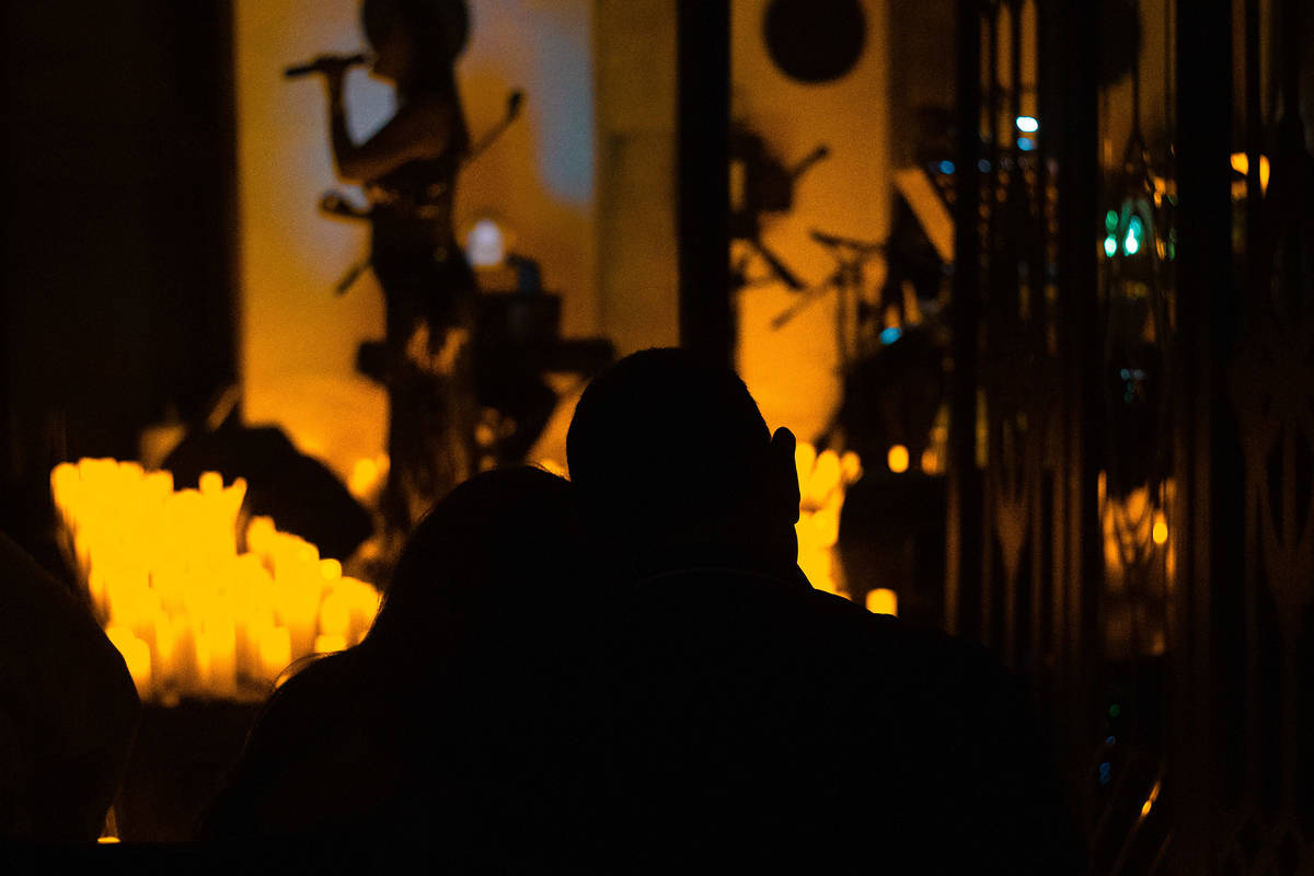Silueta de una pareja viendo un concierto Candlelight en Santiago.