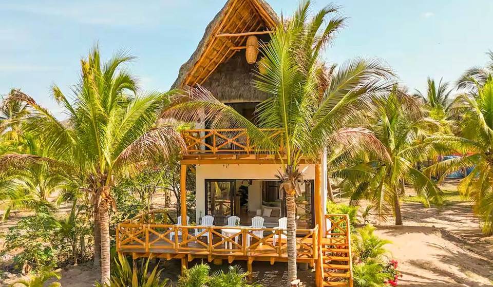 ¿Dónde hospedarte en La Manzanilla? Descubre La Casita, justo a pie de playa