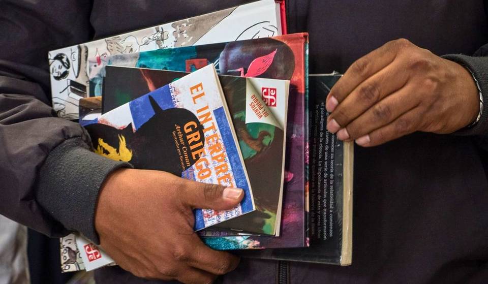 Libros con hasta 60% de descuento en la venta nocturna del Fondo de Cultura Económica en Guadalajara