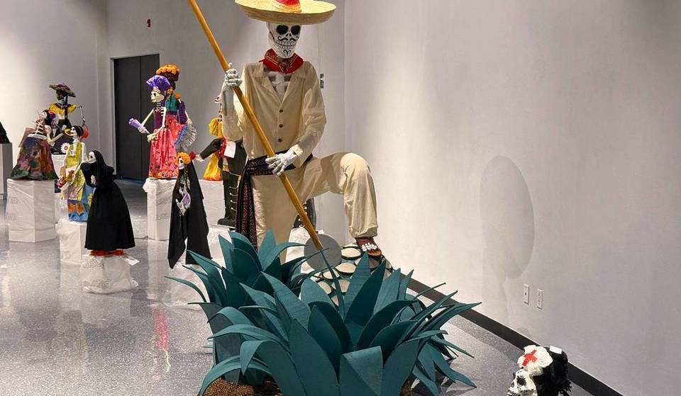 Llega una exposición gratuita de cartonería con 80 catrinas y calaveras a Guadalajara – no te la puedes perder