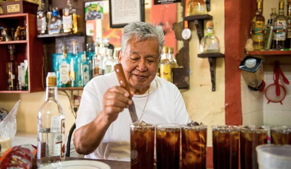 El bar de Jalisco que es uno de los mejores del mundo: es un local humilde y usan cuchillos de cocina para mezclar su bebida más famosa