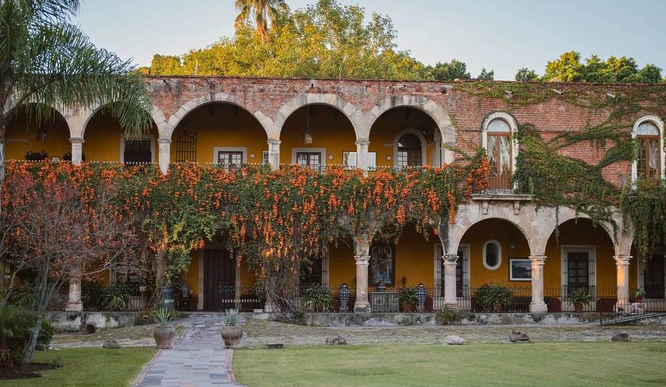 A gem just 1 hour from Guadalajara: this majestic “Mexican castle” is a 16th-century hotel with stone arches and views of the volcanoes.