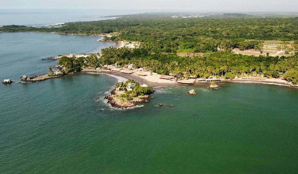 The wave-free beach that “looks like a giant pool,” perfect for taking children and camping, just 3.5 hours from Guadalajara.