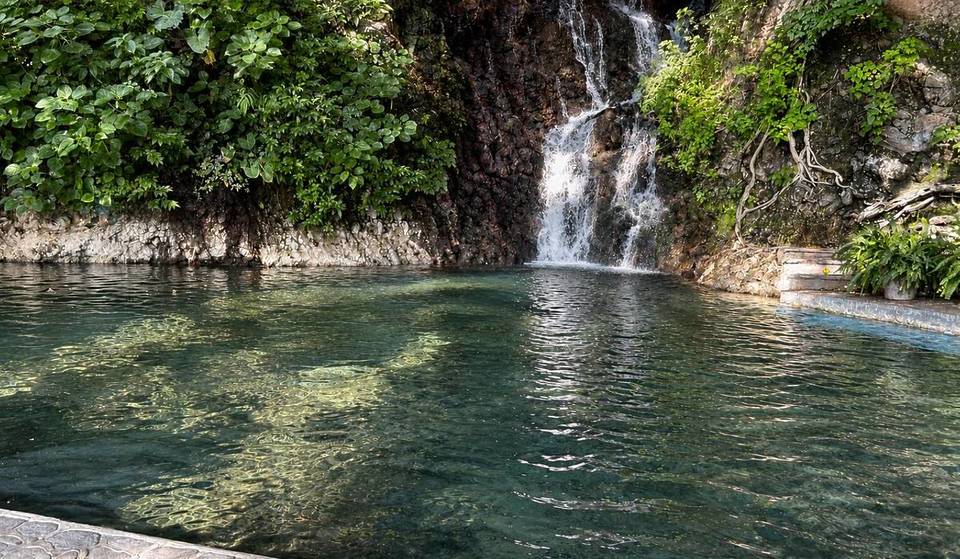 Nada en este manantial natural con cascada a una hora de Guadalajara con 200 años de tradición y las mejores vistas