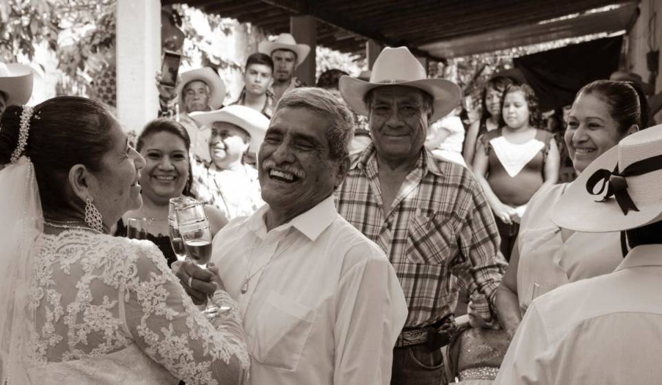«Anota un gol y ven a casarte gratis», Guadalajara abre registro para bodas colectivas en el FIFA Fan Festival