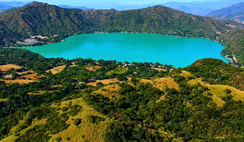 La laguna dentro de un cráter que cambia de color según la temporada y está a menos de 3 horas de Guadalajara