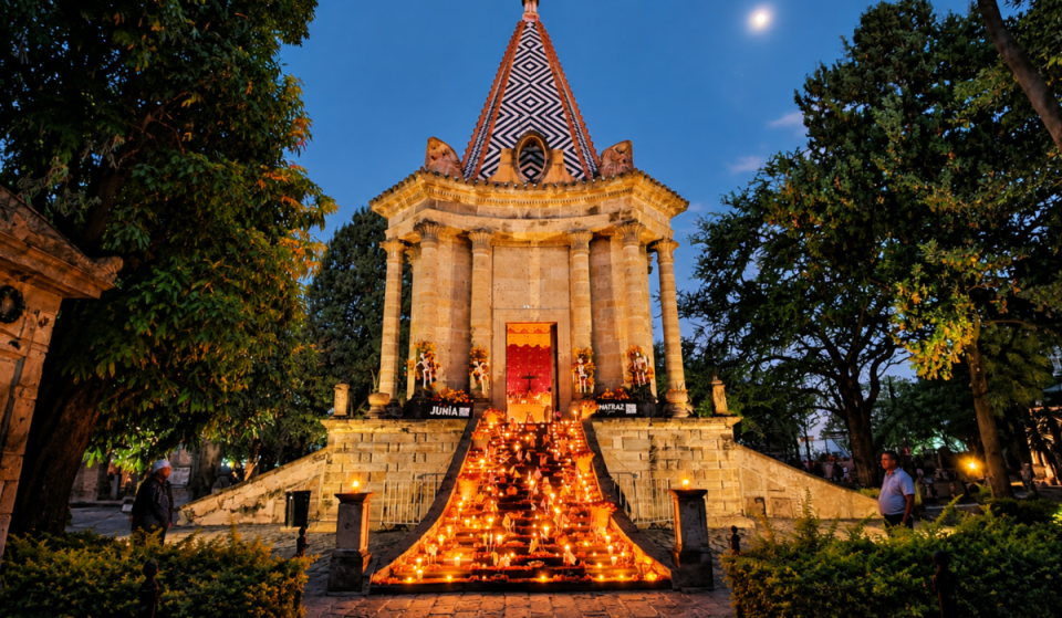 Take a nighttime tour of the Belén Cemetery: there will be a legends marathon and a free Day of the Dead offering