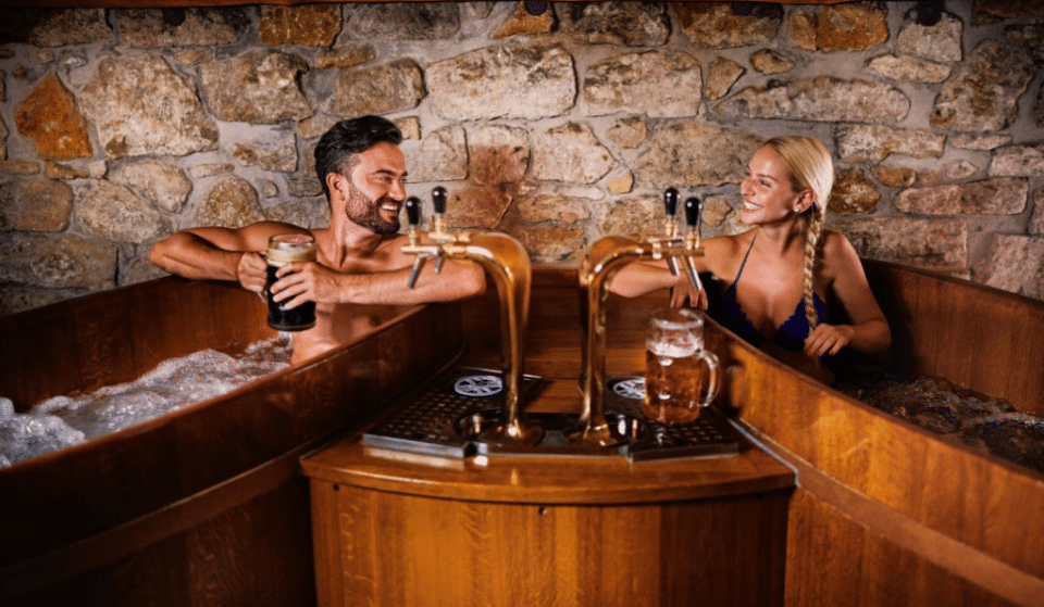 Insolite : des jacuzzis où prendre un bon bain de bière pour se relaxer à Bruxelles !
