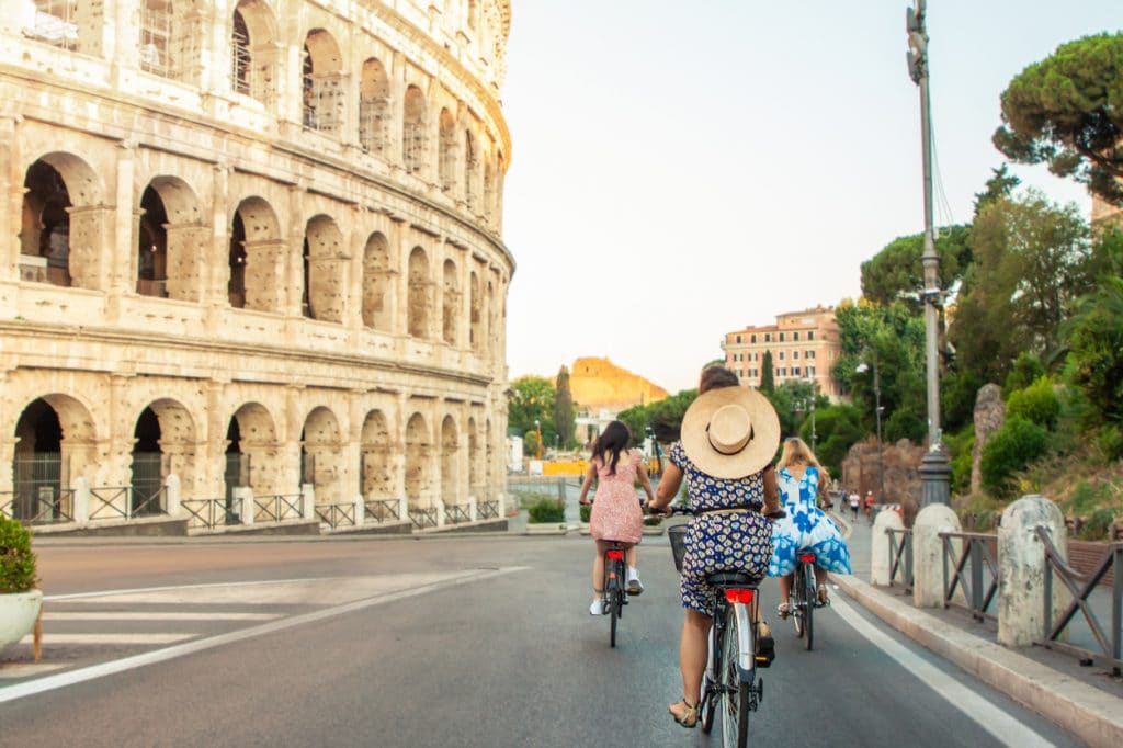 Touristes à vélo à Rome